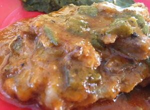 Una foto de Chuletas de cerdo en salsa de Morrón con curry de la India