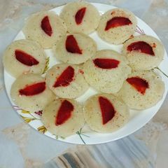 A picture of Beetroot Idli.