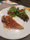 Chernia con salsa y ensalada