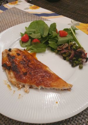 Una foto de Chernia con salsa y ensalada