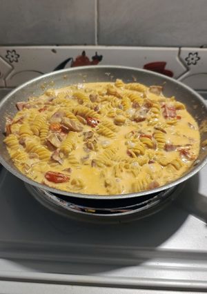 Una foto de Pastas con crema 🍅🧅🥓