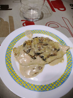 Una foto de Pechuga de pollo con champiñones y nata