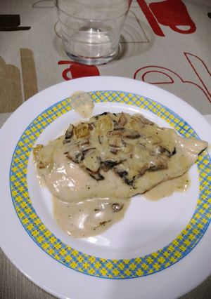 Una foto de Pechuga de pollo con champiñones y nata