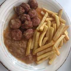 Una foto de Longanizas con papitas y cebolla frita