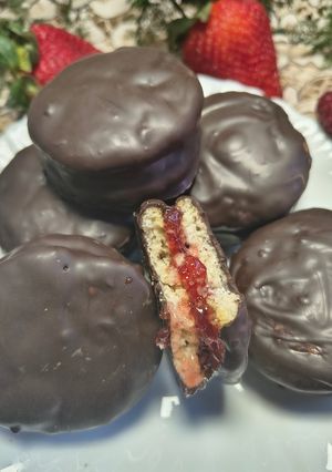Una foto de Alfajores Caseros A Pura Frutilla🍓🍓🍓