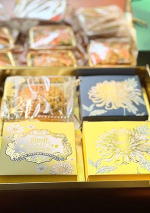 Hình của món Bánh Trung Thu Nhân Thập Cẩm Trứng Muối.
