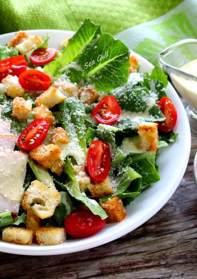 Салат "Цезар" з сухариками та копченою куркою
