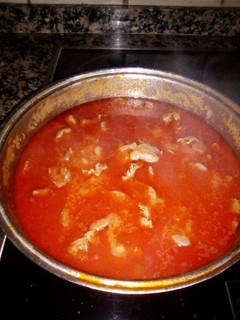 Una foto de Mollejas con tomate