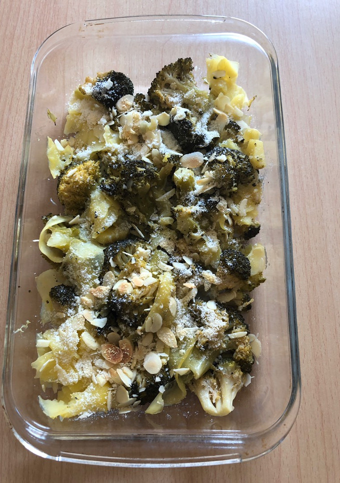 Una foto de Brócoli con láminas de patata y almendras