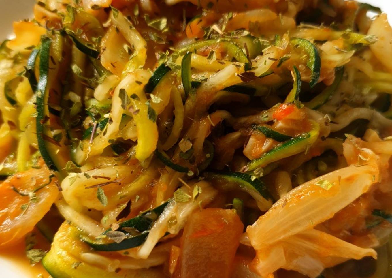 Espaguetis de calabacín con salsa de verduras