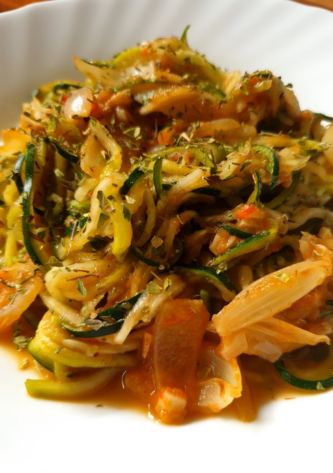 Una foto de Espaguetis de calabacín con salsa de verduras