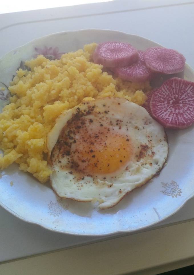 Кукурузная каша с глазуньей