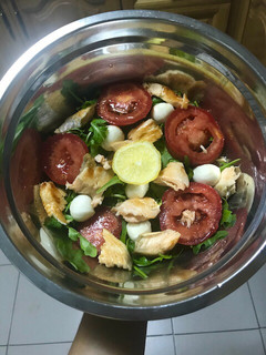 Una foto de Ensalada completa y ligera