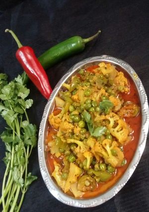 गोभी मटर तरी (gobi matar teri recipe in Hindi) रेसिपी मुख्य फोटो