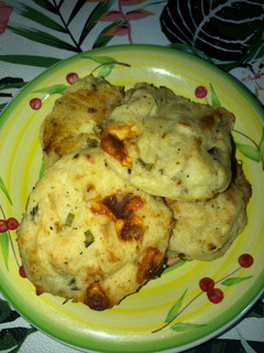 Una foto de Bomba de papas al horno con verdeos y mozzarella