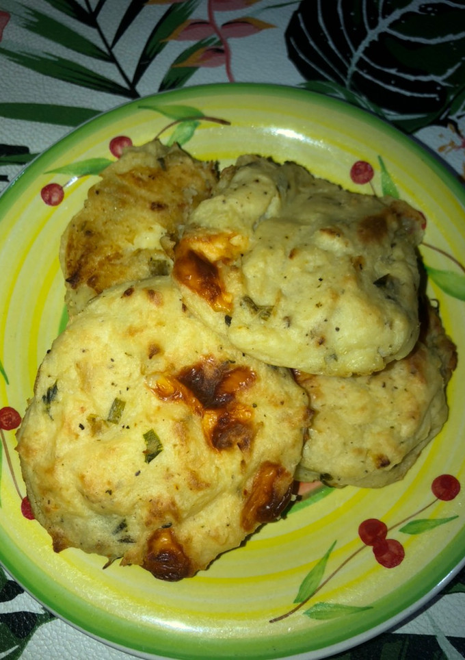 Una foto de Bomba de papas al horno con verdeos y mozzarella