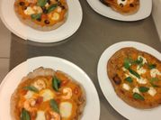 Una foto de pizza con camarones