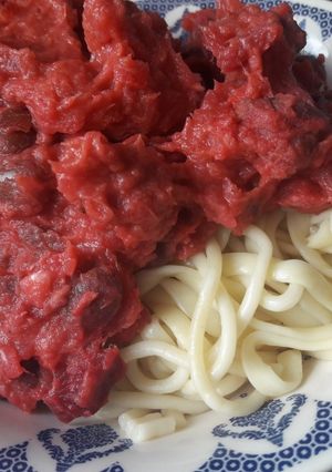 Una foto de Tallarín con salsa de remolacha y papa (vegetariano)