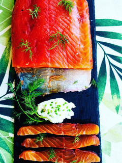 Una foto de Salmón marinado con remolacha