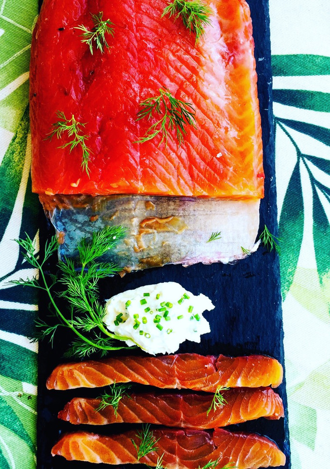 Una foto de Salmón marinado con remolacha