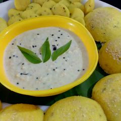 A picture of Instant Rava Idli with Coconut Chatani.