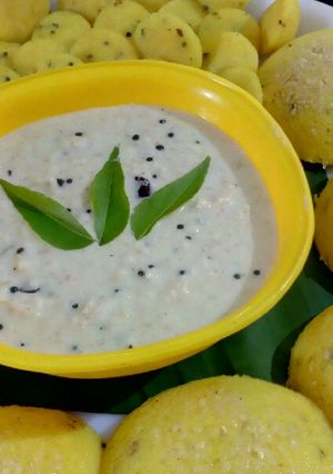 A picture of Instant Rava Idli with Coconut Chatani.
