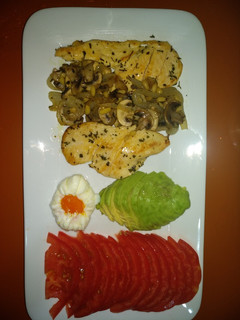 Una foto de Pechuga a la plancha, champiñones y huevo poche