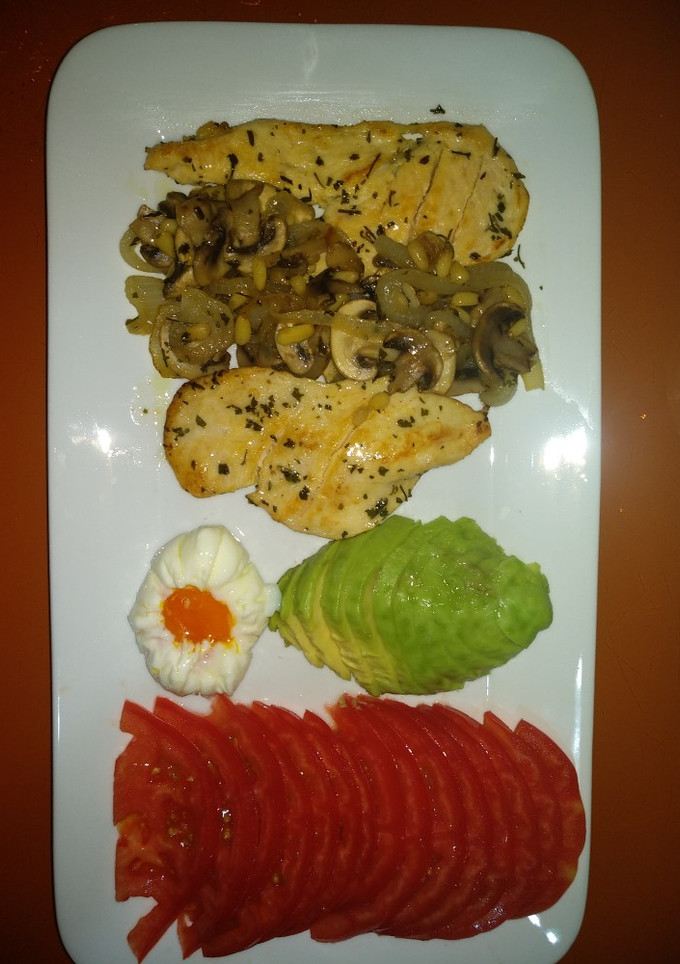 Una foto de Pechuga a la plancha, champiñones y huevo poche