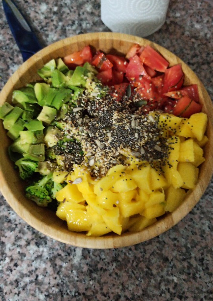 Una foto de Ensalada con mango y brócoli