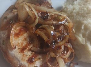 Una foto de Bondiola encebollada en plancha ESSEN