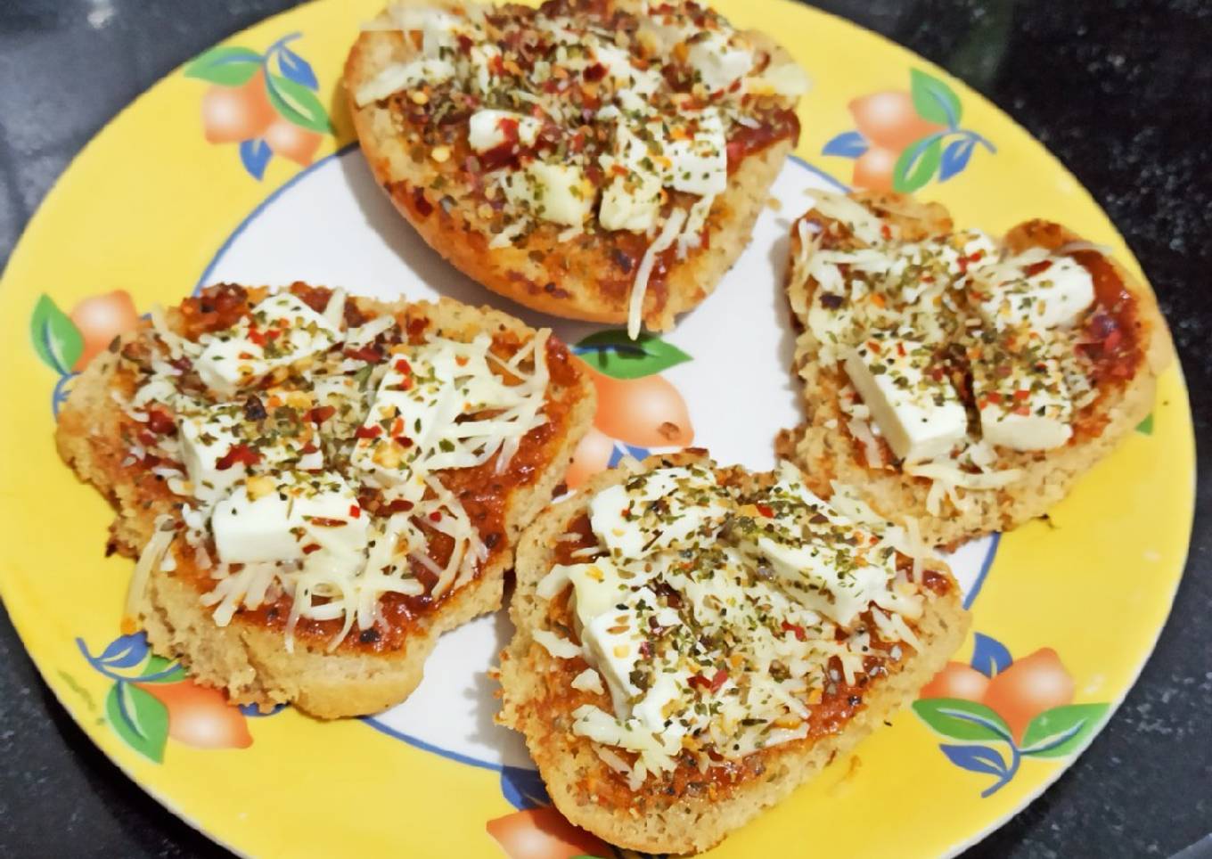 Pav paneer pizza on tawa