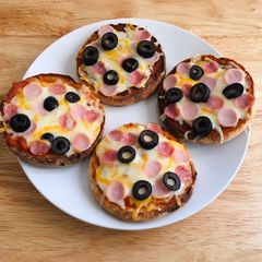A picture of English Muffin Pizzas.