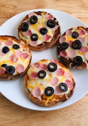 A picture of English Muffin Pizzas.