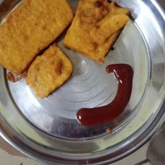 A picture of Bread pakoda.