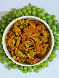 कच्ची हल्दी और मटर की सब्जी (kachi haldi aur matar ki sabzi recipe in Hindi) रेसिपी मुख्य फोटो