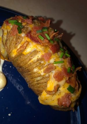 A picture of Loaded Hassleback potatoes 🥔 🥓 🧀.