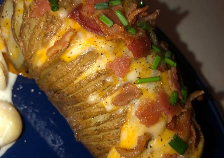 Simple Way to Make Any Night Of The Week Loaded Hassleback potatoes 🥔 🥓 🧀