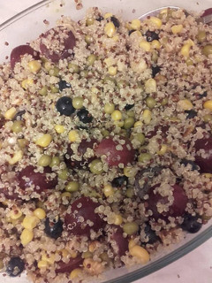 Una foto de Ensalada de quinoa bicolor y nueces