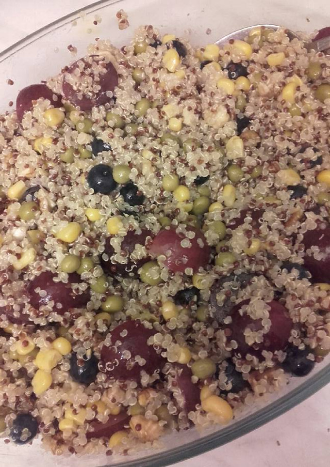 Una foto de Ensalada de quinoa bicolor y nueces
