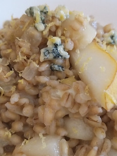 Una foto de Risotto de Cebada, Queso azul y Pera