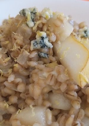 Una foto de Risotto de Cebada, Queso azul y Pera