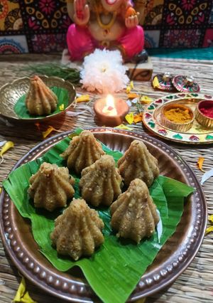मावा मोदक Mawa Modak रेसिपी मुख्य फोटो