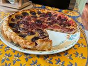 Une photo de tarte prunes congelees