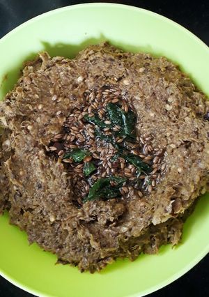 A picture of Green chillies chutney (pachchimirchi pachchadi).