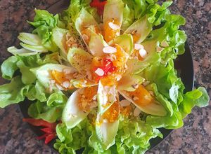 Una foto de Ensalada "Noa" de endivias y aderezo de naranja #recetariocamino