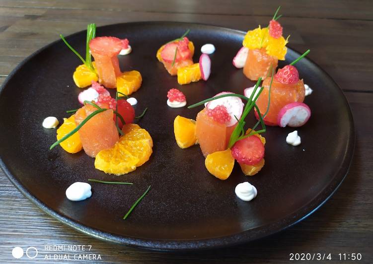 Trota marinata a secco,con polpa di mandarino,agretti e yogurt greco