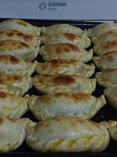 Una foto de Empanadas de carne cortada a cuchillo BIEN JUGOSAS :)