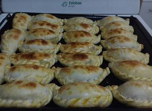 Una foto de Empanadas de carne cortada a cuchillo BIEN JUGOSAS :)