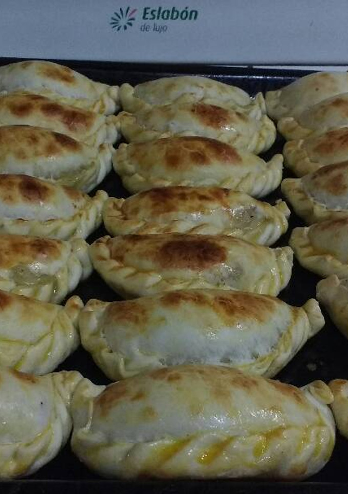Una foto de Empanadas de carne cortada a cuchillo BIEN JUGOSAS :)