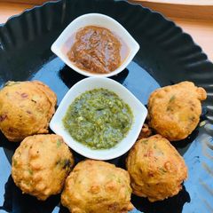 A picture of Aloo vada/Potato pakoray bombs.